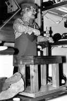 Image of sheet 19890890 photo 18: Bei Gianini Schuhmacher im Shop Ville steht ein Puppen Schuhmacher im Schaufenster der sich bewegt und Schuhe nagelt. Für Hochparterre. Kontaktsheet Blattkopie fehlt!
Schweiz Zürich 1989 Switzerland shoes √ doll window shoping shoemaker