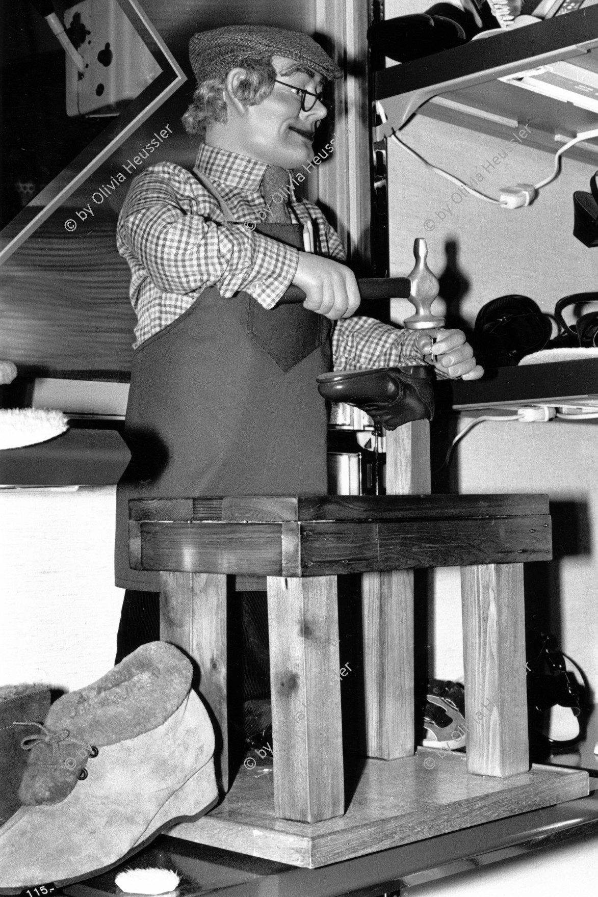 Image of sheet 19890890 photo 18: Bei Gianini Schuhmacher im Shop Ville steht ein Puppen Schuhmacher im Schaufenster der sich bewegt und Schuhe nagelt. Für Hochparterre. Kontaktsheet Blattkopie fehlt!
Schweiz Zürich 1989 Switzerland shoes √ doll window shoping shoemaker