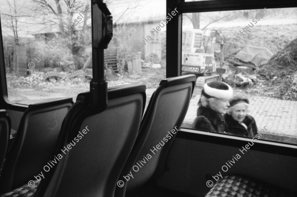 Image of sheet 19890900 photo 12: Zwei Damen, Sicht aus dem Autobus, 1989.