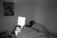 Image of sheet 19890900 photo 4: Frank Braun im Bett, Winterthur, 1989. 
wohnen Schweiz Switzerland Swiss design Cinema artist art bed room pair woman man
