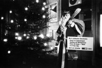 Image of sheet 19890900 photo 7: Der Samichlaus macht Werbung für die Bundesbahnen. Zürich, 1989 √ SBB CFF Schweizerische Bundesbahn Bahnhof Winterthur Christmas man Santa Nicolao Publicity Railway station Cristmas tree lamps lights Swiss Winter Switzerland Schweiz