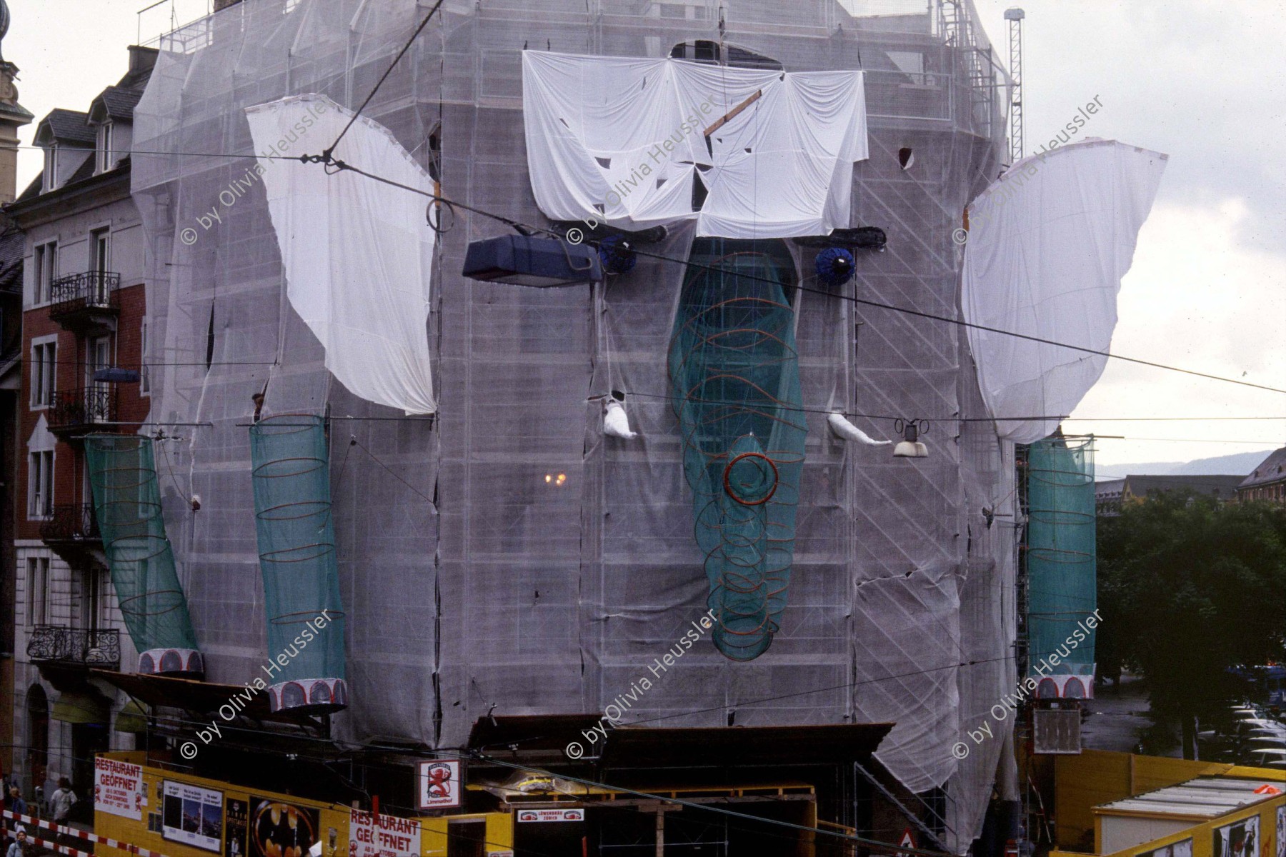 Image of sheet 19893000 photo 5: Die Bewohner Innen bedanken sich bei allen Besetzerinnen für den vorsommerlichen Druck auf den Strassen, ohne diesen wären die Verhandlungen zwischen der Stadt und dem Hausbesitzer Stefan von Känel nicht zustandegekommen. Wohnungsnot demo. Zürich Kreis 5 fünf 1989
Schweiz Switzerland Europe Swiss  housing protest banner occupation occupied house squatt fünf √
art action 
4 x 5 Inchs Grossbildformat mit Camera Toya.