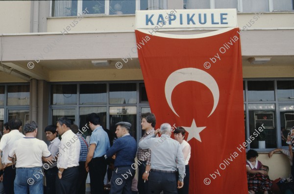 Image of sheet 19893005 photo 1: Vertriebene Türkischstämmige aus Bulgarien, 1989.