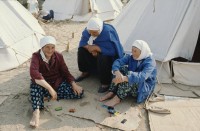 Image of sheet 19893005 photo 10: Vertriebene Türkischstämmige aus Bulgarien, Edirne 1989.

Mädchen vor Zelt im Flüchtlingslager