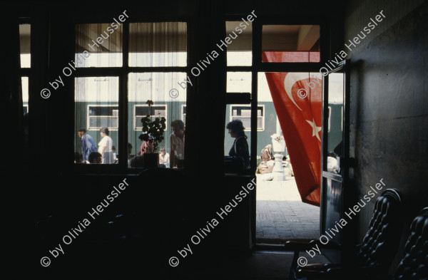 Image of sheet 19893005 photo 15: Vertriebene Türkischstämmige aus Bulgarien, Edirne 1989.

Mädchen vor Zelt im Flüchtlingslager