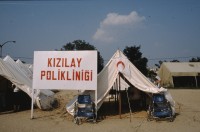 Image of sheet 19893005 photo 16: Vertriebene Türkischstämmige aus Bulgarien, Edirne 1989.

Mädchen vor Zelt im Flüchtlingslager