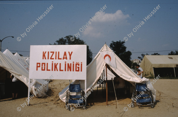 Image of sheet 19893005 photo 16: Vertriebene Türkischstämmige aus Bulgarien, Edirne 1989.

Mädchen vor Zelt im Flüchtlingslager