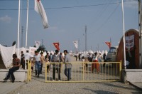 Image of sheet 19893005 photo 17: Vertriebene Türkischstämmige aus Bulgarien, Edirne 1989.

Mädchen vor Zelt im Flüchtlingslager