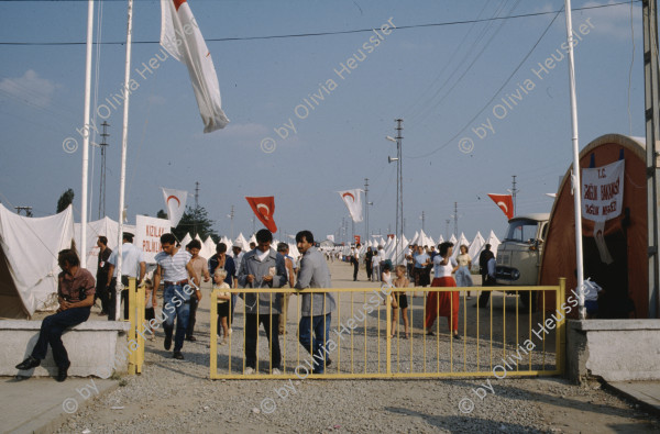 Image of sheet 19893005 photo 17: Vertriebene Türkischstämmige aus Bulgarien, Edirne 1989.

Mädchen vor Zelt im Flüchtlingslager