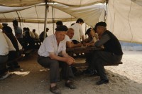 Image of sheet 19893005 photo 19: Vertriebene Türkischstämmige aus Bulgarien, Edirne 1989.

Mädchen vor Zelt im Flüchtlingslager