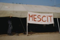 Image of sheet 19893005 photo 20: Vertriebene Türkischstämmige aus Bulgarien, Edirne 1989.

Mädchen vor Zelt im Flüchtlingslager