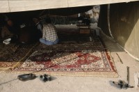 Image of sheet 19893005 photo 22: Vertriebene Türkischstämmige aus Bulgarien, Edirne 1989.

Mädchen vor Zelt im Flüchtlingslager