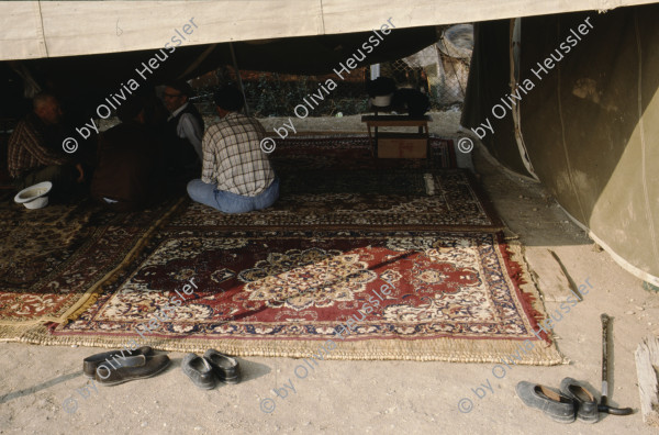 Image of sheet 19893005 photo 22: Vertriebene Türkischstämmige aus Bulgarien, Edirne 1989.

Mädchen vor Zelt im Flüchtlingslager