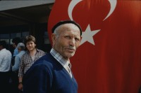 Image of sheet 19893005 photo 3: Vertriebene Türkischstämmige aus Bulgarien, Edirne 1989.

Mädchen vor Zelt im Flüchtlingslager