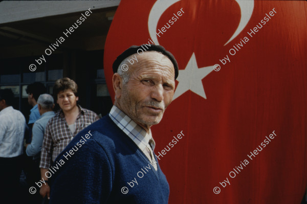 Image of sheet 19893005 photo 3: Vertriebene Türkischstämmige aus Bulgarien, Edirne 1989.

Mädchen vor Zelt im Flüchtlingslager