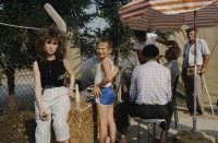 Image of sheet 19893005 photo 5: Vertriebene Türkischstämmige aus Bulgarien, Edirne 1989.

Mädchen vor Zelt im Flüchtlingslager