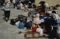 Image of sheet 19893005 photo 9: Vertriebene Türkischstämmige aus Bulgarien, Edirne 1989.

Mädchen vor Zelt im Flüchtlingslager