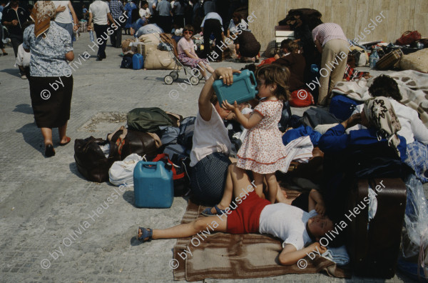 Image of sheet 19893005 photo 9: Vertriebene Türkischstämmige aus Bulgarien, Edirne 1989.

Mädchen vor Zelt im Flüchtlingslager