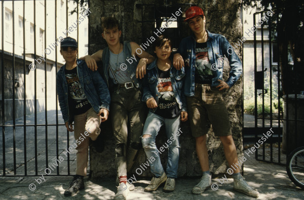 Image of sheet 19893006 photo 1: Jugendliche Punks im Zentrum Sofia, Bulgarien 1989.