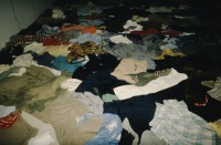 Image of sheet 19893009 photo 1: Installation von Christian Boltanski mit Kleider zum Gedenken an den Holocaust, 1989.