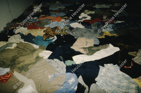 Image of sheet 19893009 photo 1: Installation von Christian Boltanski mit Kleider zum Gedenken an den Holocaust, 1989.