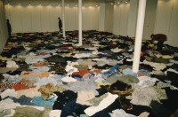 Image of sheet 19893009 photo 18: Installation von Christian Boltanski mit Kleider zum Gedenken an den Holocaust, 1989.