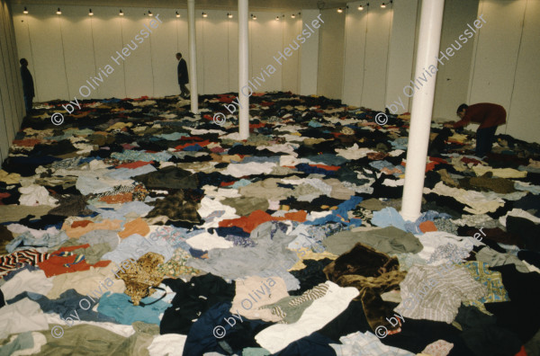 Image of sheet 19893009 photo 18: Installation von Christian Boltanski mit Kleider zum Gedenken an den Holocaust, 1989.