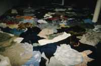 Image of sheet 19893009 photo 19: Installation von Christian Boltanski mit Kleider zum Gedenken an den Holocaust, 1989.