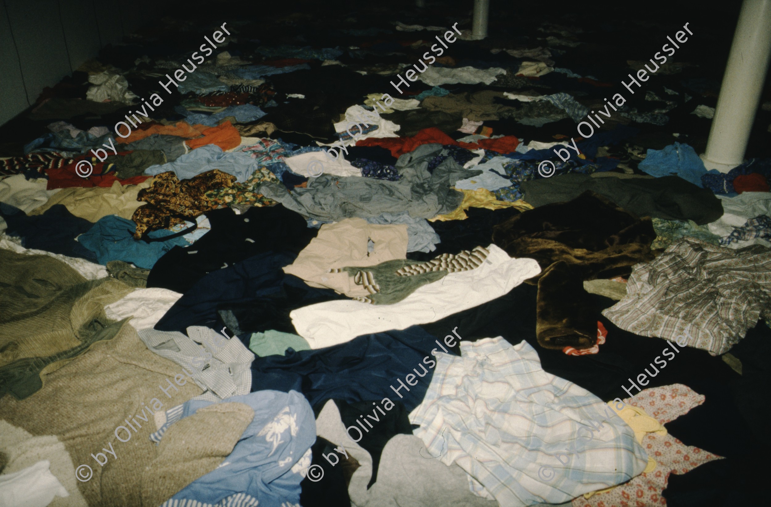 Image of sheet 19893009 photo 19: Installation von Christian Boltanski mit Kleider zum Gedenken an den Holocaust, 1989.