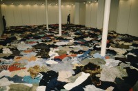 Image of sheet 19893009 photo 2: Installation von Christian Boltanski mit Kleider zum Gedenken an den Holocaust, 1989.