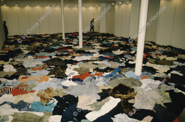 Image of sheet 19893009 photo 2: Installation von Christian Boltanski mit Kleider zum Gedenken an den Holocaust, 1989.