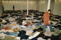 Image of sheet 19893009 photo 3: Installation von Christian Boltanski mit Kleider zum Gedenken an den Holocaust, 1989.