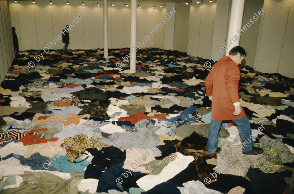 Image of sheet 19893009 photo 3: Installation von Christian Boltanski mit Kleider zum Gedenken an den Holocaust, 1989.