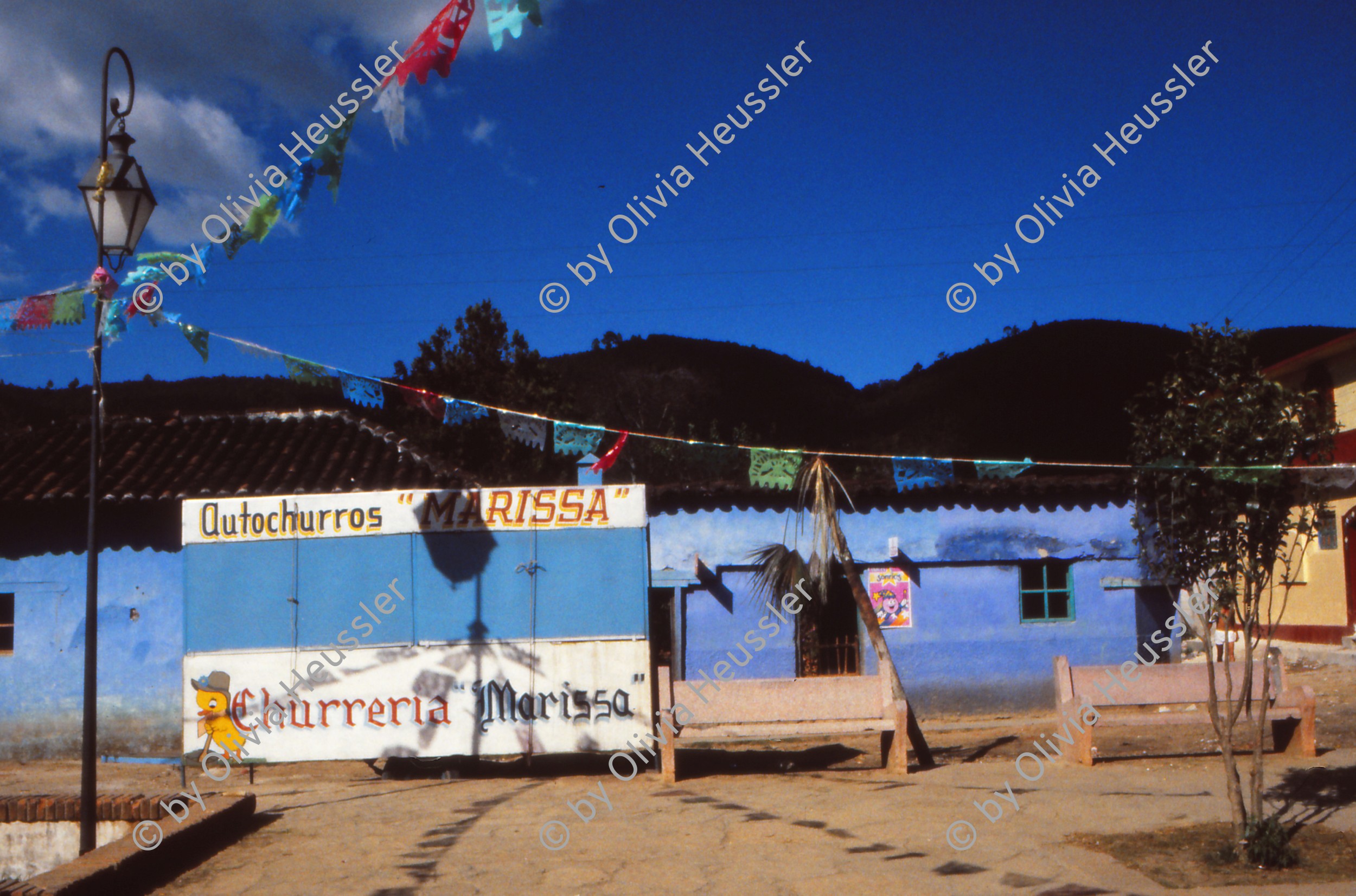 Image of sheet 19893012 photo 15: Autochurros Marissa, Mexico, San Cristobal de las Casas, 1989.
Mexiko Oelkringel Spezialität