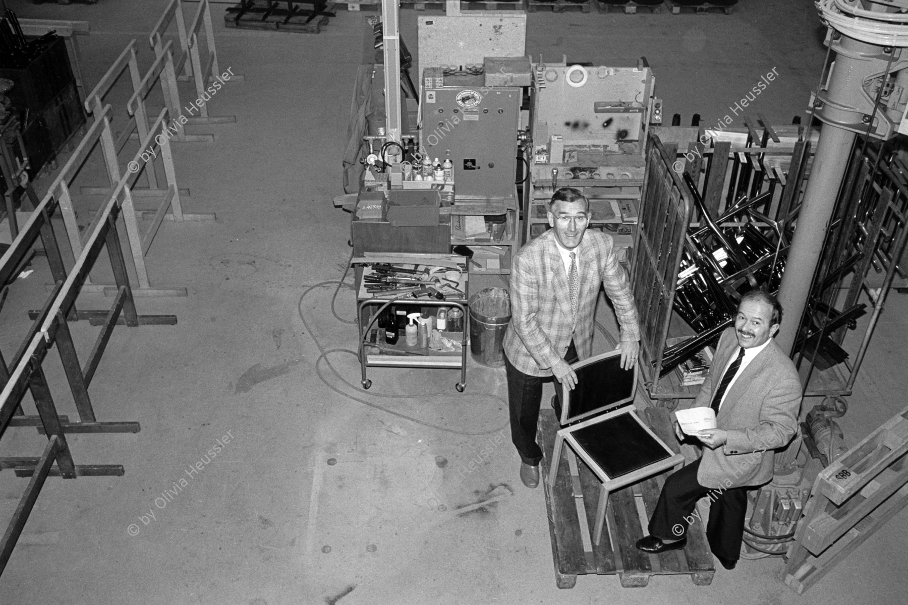 Image of sheet 19900030 photo 30: Herr Spillmann (li.) mit Nachfolger in der Produktionshalle der Dietiker Stuhlfabrik, 1990.
chair meubles möbel wood industry design production hall man director  portrait
swiss Stein am Rhein, Kanton Schaffhausen Schweiz 

für Hochparterre