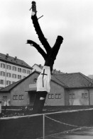 Image of sheet 19900040 photo 0: Am Erismannhof wird eine alte Kastanie Kastanienbaum Baum (ca. 70 Jahre alt) gefällt. Die BewohnerInnen und ich wollen sie retten. Man hat sie unten schon angesaägt. Ein aufgemaltes Kreuz auf einem Leintuch hängt am Baum. Protest 
More and more trees are being cut in the town of Zürich. This due to inceasing illnesses found in the trees and to the local carlobby that wishes to widen roads or build more parkingspace. Here locals protested against the killing of this verry old chestnut-tree by hanging up this pannel. Banner In the background the 'Kindergarten' of the area. Zürich Kreis vier 4 Aussersihl Schweiz Switzerland Europe 1990 √