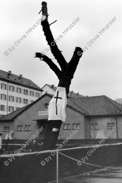 Image of sheet 19900040 photo 0: Am Erismannhof wird eine alte Kastanie Kastanienbaum Baum (ca. 70 Jahre alt) gefällt. Die BewohnerInnen und ich wollen sie retten. Man hat sie unten schon angesaägt. Ein aufgemaltes Kreuz auf einem Leintuch hängt am Baum. Protest 
More and more trees are being cut in the town of Zürich. This due to inceasing illnesses found in the trees and to the local carlobby that wishes to widen roads or build more parkingspace. Here locals protested against the killing of this verry old chestnut-tree by hanging up this pannel. Banner In the background the 'Kindergarten' of the area. Zürich Kreis vier 4 Aussersihl Schweiz Switzerland Europe 1990 √