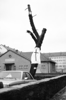 Image of sheet 19900040 photo 1: Bei der städtischen Wohnsiedlung Erismannhof wird eine alte Kastanie (70) gefällt. Die BewohnerInnen und ich wollen sie retten. Ein Leintuch mit einem aufgemalten Kreuz hängt am Baum. Protest Zürich 1990 √ wood tree protest 
In urban housing development Erismannhof an old chestnut will be cut
Switzerland Swiss kreis vier Aussersihl Europe