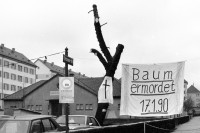 Image of sheet 19900040 photo 2: Bei der städtischen Wohnsiedlung Erismannhof wird eine alte Kastanie (70) gefällt. Die BewohnerInnen und ich wollen sie retten. Ein Leintuch mit einem aufgemalten Kreuz hängt am Baum. Protest Zürich 1990 √ wood tree protest
In urban housing development banner Erismannhof an old chestnut will be cut
Switzerland Swiss kreis vier Aussersihl Europe