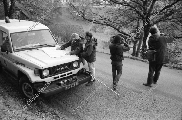 Image of sheet 19900060 photo 16: In Ollon wehrt sich ein ganzes Dorf gegen die NAGRA Grabungen. 
NAGRA: Die Nationale Genossenschaft für die Lagerung radioaktiver Abfälle, kurz Nagra, mit Sitz in Wettingen ist für die Endlagerung der in der Schweiz anfallenden radioaktiven Abfälle und die damit verbundenen Forschungs- und Projektierungsarbeiten verantwortlich.

The National Cooperative for the Disposal of Radioactive Waste
Sie baut dort Vorbereitungskanäle. Der Enteignungsprozess läuft. Es besteht noch möglichkeit für Einsprache. Die kantonalen Behörden machen  Einspruch. Es stehen Tafeln an der Strasse. 'Vaudois on viole notre Terre.' La Cedra dehors. CEDRA =  NAGRA Nr. 26 M Me. Bernadette Genevay 1867 Salaz Ollon Tel. 025 39 18 19 mit Hund.
'A Ollon Jamais' Mme et Mons. Monnod Nr. 35 Mons. André Willy Nr. 18 li. Mons. Favre von der NAGRA Nr. 17 Die Kavernen sollen 250'000 q meter gross werden und für 20 Jahre benützt werden! bis sie voll sind. Mons Monnod re. li Claudia Hürlimann GAF . Stauffacher Plakat. Todesanzeige. Kreis vier Aussersihl 4 Tor zu
VD Vaud 1990 
Zürich
Atomenergie Atomstrom Atom Nuklear 
Les Vaudois ont dit non Protest