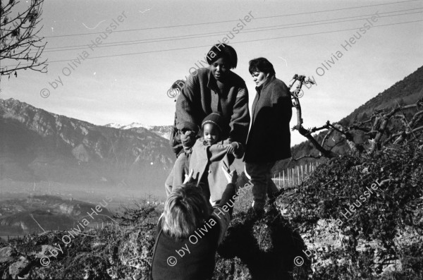 Image of sheet 19900060 photo 22: In Ollon wehrt sich ein ganzes Dorf gegen die NAGRA Grabungen. 
NAGRA: Die Nationale Genossenschaft für die Lagerung radioaktiver Abfälle, kurz Nagra, mit Sitz in Wettingen ist für die Endlagerung der in der Schweiz anfallenden radioaktiven Abfälle und die damit verbundenen Forschungs- und Projektierungsarbeiten verantwortlich.

The National Cooperative for the Disposal of Radioactive Waste
Sie baut dort Vorbereitungskanäle. Der Enteignungsprozess läuft. Es besteht noch möglichkeit für Einsprache. Die kantonalen Behörden machen  Einspruch. Es stehen Tafeln an der Strasse. 'Vaudois on viole notre Terre.' La Cedra dehors. CEDRA =  NAGRA Nr. 26 M Me. Bernadette Genevay 1867 Salaz Ollon Tel. 025 39 18 19 mit Hund.
'A Ollon Jamais' Mme et Mons. Monnod Nr. 35 Mons. André Willy Nr. 18 li. Mons. Favre von der NAGRA Nr. 17 Die Kavernen sollen 250'000 q meter gross werden und für 20 Jahre benützt werden! bis sie voll sind. Mons Monnod re. li Claudia Hürlimann GAF . Stauffacher Plakat. Todesanzeige. Kreis vier Aussersihl 4 Tor zu
VD Vaud 1990 
Zürich
Atomenergie Atomstrom Atom Nuklear 
Les Vaudois ont dit non Protest