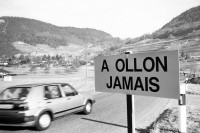 Image of sheet 19900060 photo 31: ' In Ollon nie ' A Ollon jamais
Protest banner gegen das geplante Endlager der NAGRA für radioaktive Abfälle. Ollon  Kanton Waadt 01. 1990 √ canton de vaud Switzerland Suisse Europe Schweiz 

The National Cooperative for the Disposal of Radioactive Waste

Die Nationale Genossenschaft für die Lagerung radioaktiver Abfälle, kurz Nagra, mit Sitz in Wettingen ist für die Endlagerung der in der Schweiz anfallenden radioaktiven Abfälle und die damit verbundenen Forschungs- und Projektierungsarbeiten verantwortlich.