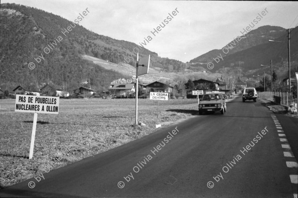 Image of sheet 19900060 photo 33: NAGRA: Die Nationale Genossenschaft für die Lagerung radioaktiver Abfälle, kurz Nagra, mit Sitz in Wettingen ist für die Endlagerung der in der Schweiz anfallenden radioaktiven Abfälle und die damit verbundenen Forschungs- und Projektierungsarbeiten verantwortlich.

The National Cooperative for the Disposal of Radioactive Waste
Atomenergie Atomstrom Atom Nuklear 
Les Vaudois ont dit non Protest