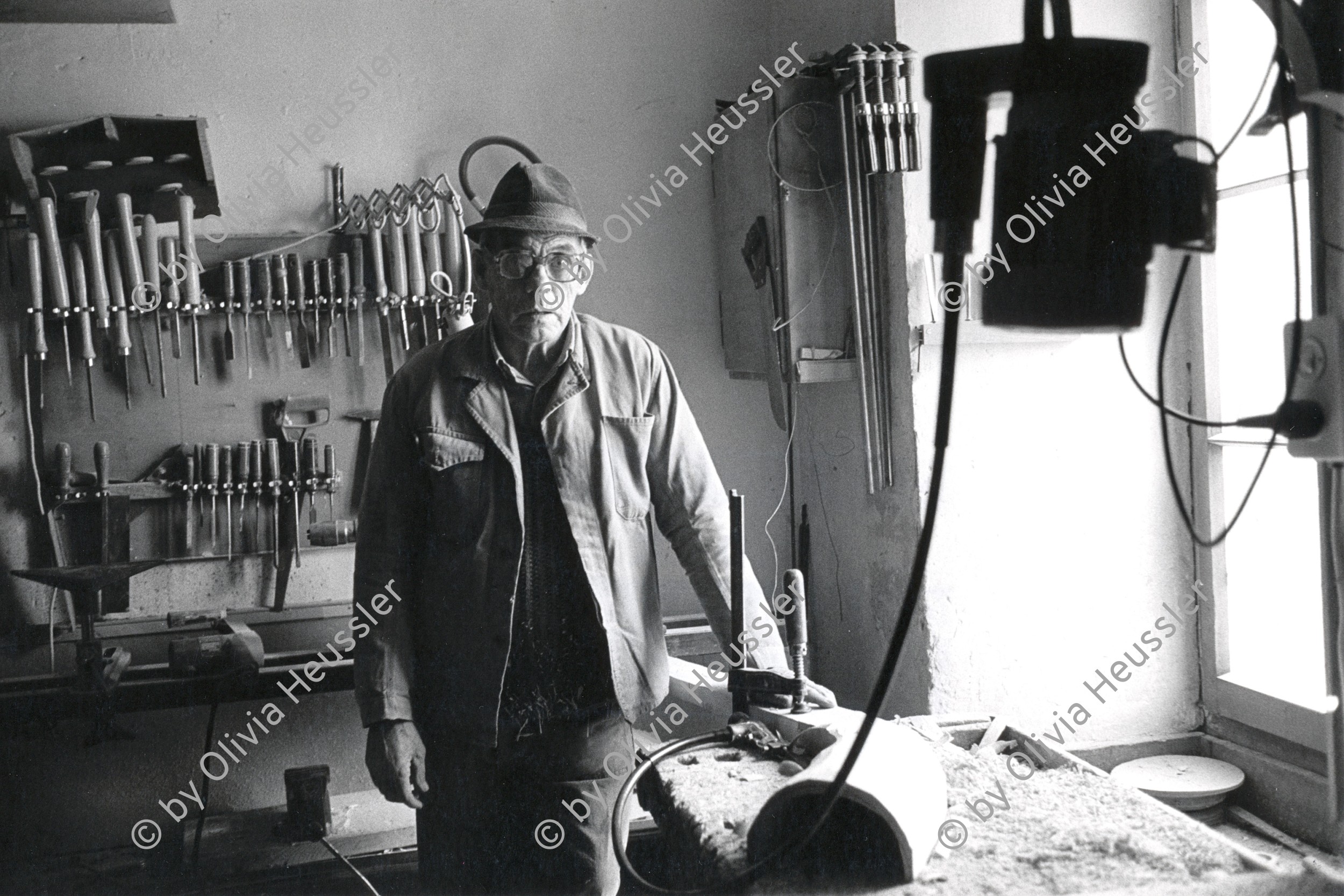 Image of sheet 19900061 photo 17: art music instrument Instrumentenbauer Mann Person Portrait Kunsthandwerk Tradition traditional