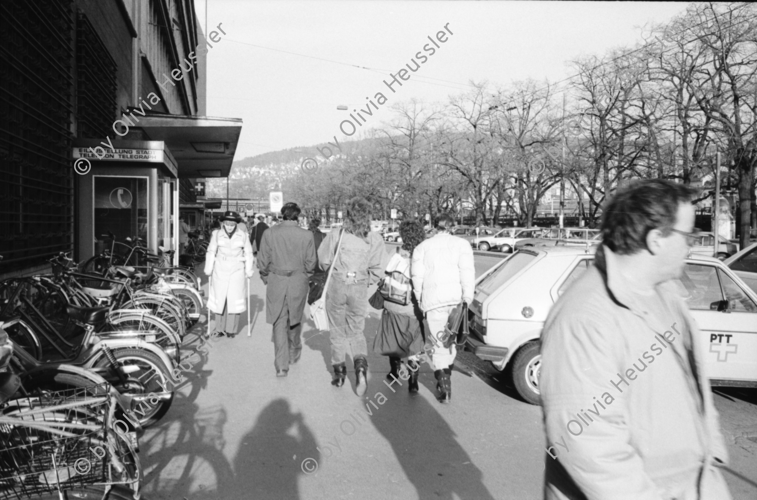 Image of sheet 19900061 photo 29: Nagra Die Nationale Genossenschaft für die Lagerung radioaktiver Abfälle (Nagra) Villars sur Ollon
Mons. André Gaud lebt seit 35 Jahren im Wohnwagen in St. Triphon. La Tour der Galpin. Er hat einen Wachhund an der Kette. Ortstafel Ollon. li. Mons. Monod. Mons. Wiret. Mons. Herr Delars ist Weinbauer. Nr. 12 und 13 Fässer wo draufsteht 'Dechets' und wo der Stollen gebaut wird. Genau da wo dem Bauer sein Haus steht. Alphornbläser Alphornmacher, Olivia. Fotografen Tomo Muscionico, Roger Wehrli Thomas Kern in Aarau vor seinen Irland Bilder und ersten grossen Geschichte für das Magazin. Polizeihostess an Krücken. Margrit Brunner und Wolfram Müller. Männer in einer Beiz.