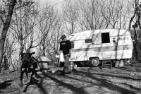 Image of sheet 19900061 photo 3: © 1990, OLIVIA HEUSSLER / www.clic.li
Villars sur Ollon
Mons. André Gaud lebt seit 35 Jahren im Wohnwagen in St. Triphon. La Tour der Galpin. Er hat einen Wachhund an der Kette. Suisse Schweiz Switzerland 1990 √ camping wagon dog old man Krücken