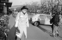 Image of sheet 19900061 photo 31: © 1990, OLIVIA HEUSSLER / www.clic.li
Villars sur Ollon
Mons. André Gaud lebt seit 35 Jahren im Wohnwagen in St. Triphon. La Tour der Galpin. Er hat einen Wachhund an der Kette. Suisse Schweiz Switzerland 1990 √ camping wagon dog old man Krücken