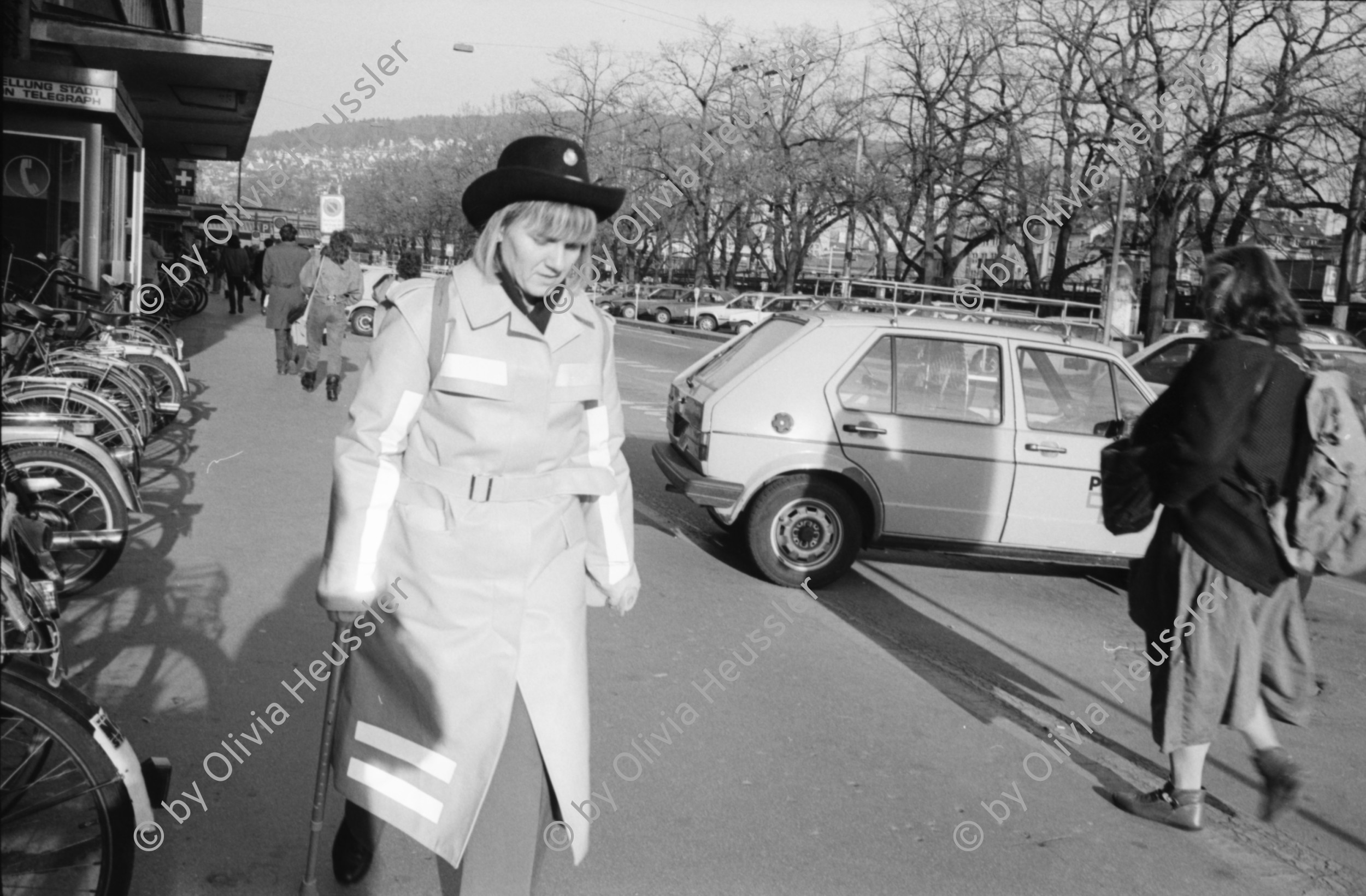 Image of sheet 19900061 photo 31: © 1990, OLIVIA HEUSSLER / www.clic.li
Villars sur Ollon
Mons. André Gaud lebt seit 35 Jahren im Wohnwagen in St. Triphon. La Tour der Galpin. Er hat einen Wachhund an der Kette. Suisse Schweiz Switzerland 1990 √ camping wagon dog old man Krücken