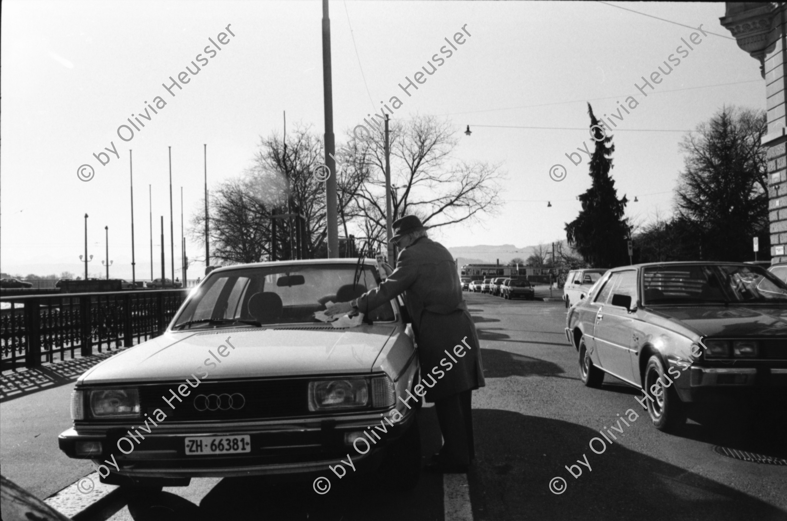 Image of sheet 19900061 photo 32: © 1990, OLIVIA HEUSSLER / www.clic.li
Villars sur Ollon
Mons. André Gaud lebt seit 35 Jahren im Wohnwagen in St. Triphon. La Tour der Galpin. Er hat einen Wachhund an der Kette. Suisse Schweiz Switzerland 1990 √ camping wagon dog old man Krücken
