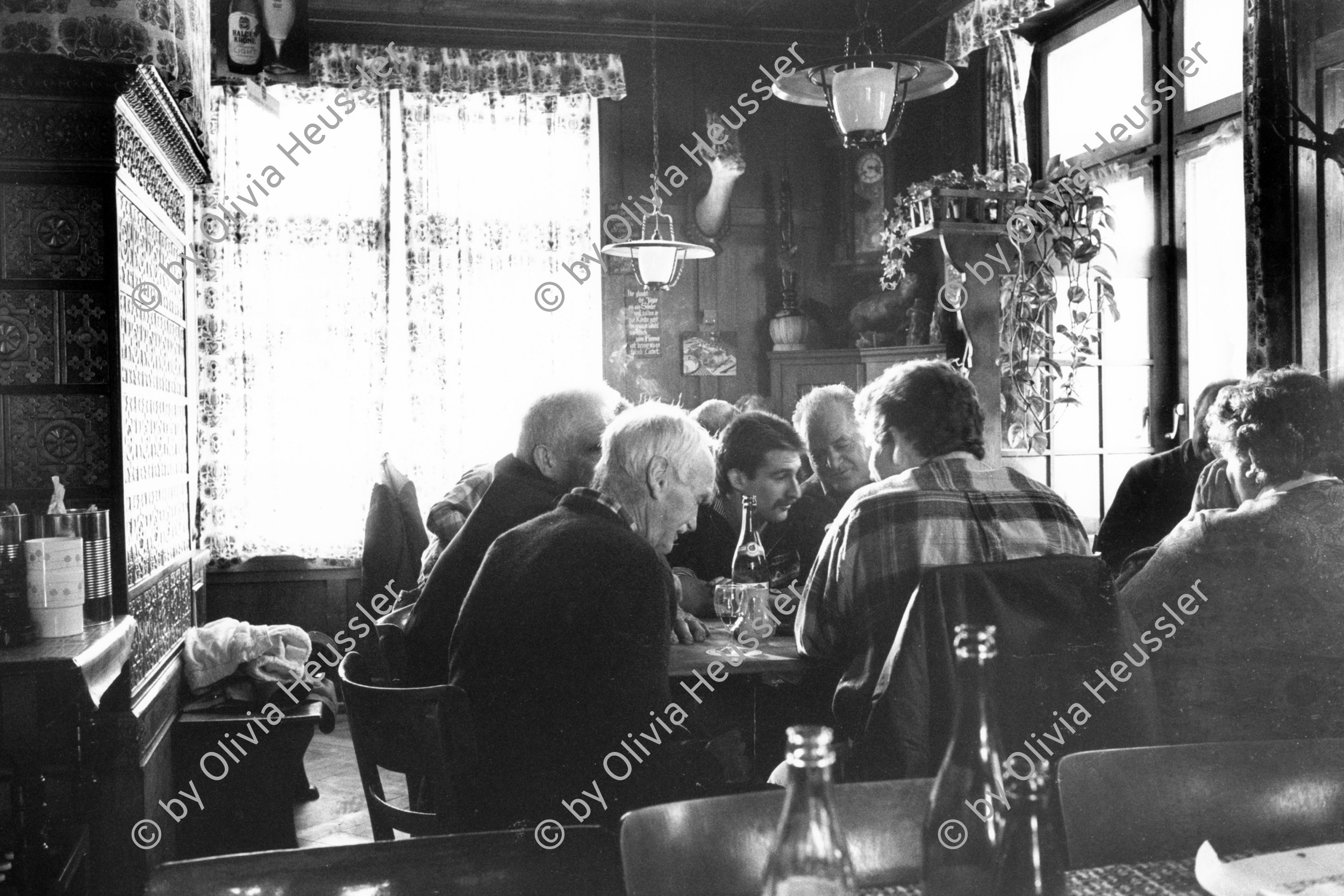 Image of sheet 19900061 photo 37: Beiz. men Restaurant Switzerland 1990 √ Stammtisch swiss table round Schweiz Europe